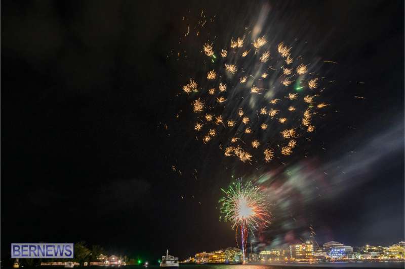 2025 MarketPlace Christmas Fireworks & Drone Show Bermuda Dec 2025 (16)
