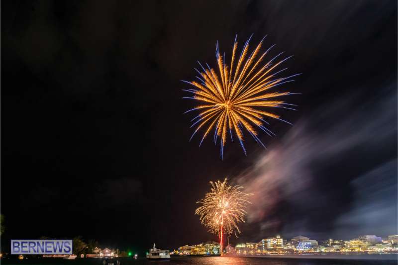 2025 MarketPlace Christmas Fireworks & Drone Show Bermuda Dec 2025 (17)