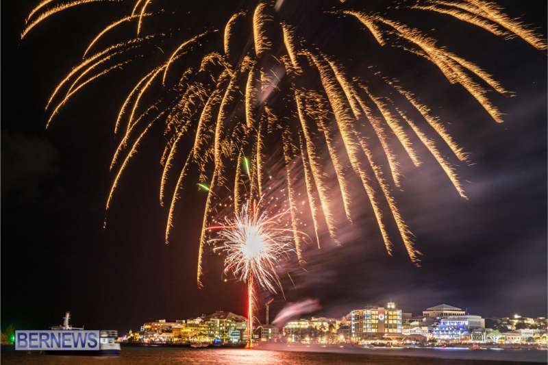2025 MarketPlace Christmas Fireworks & Drone Show Bermuda Dec 2025 (18)