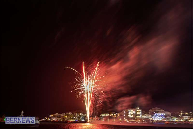 2025 MarketPlace Christmas Fireworks & Drone Show Bermuda Dec 2025 (19)