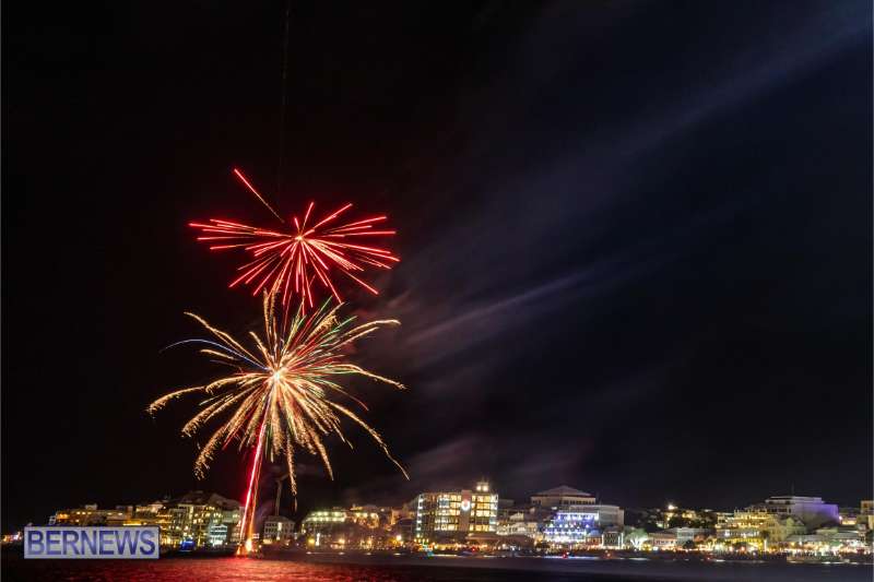 2025 MarketPlace Christmas Fireworks & Drone Show Bermuda Dec 2025 (20)