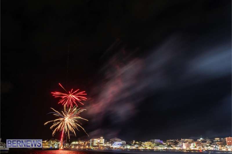 2025 MarketPlace Christmas Fireworks & Drone Show Bermuda Dec 2025 (21)