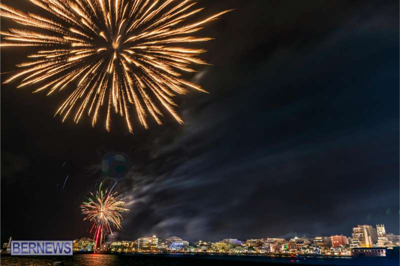 2025 MarketPlace Christmas Fireworks & Drone Show Bermuda Dec 2025 (22)