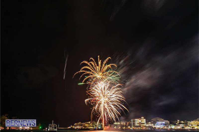 2025 MarketPlace Christmas Fireworks & Drone Show Bermuda Dec 2025 (23)