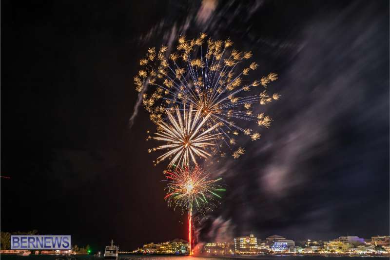 2025 MarketPlace Christmas Fireworks & Drone Show Bermuda Dec 2025 (24)