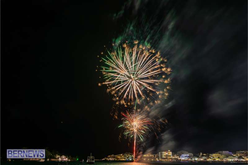 2025 MarketPlace Christmas Fireworks & Drone Show Bermuda Dec 2025 (26)