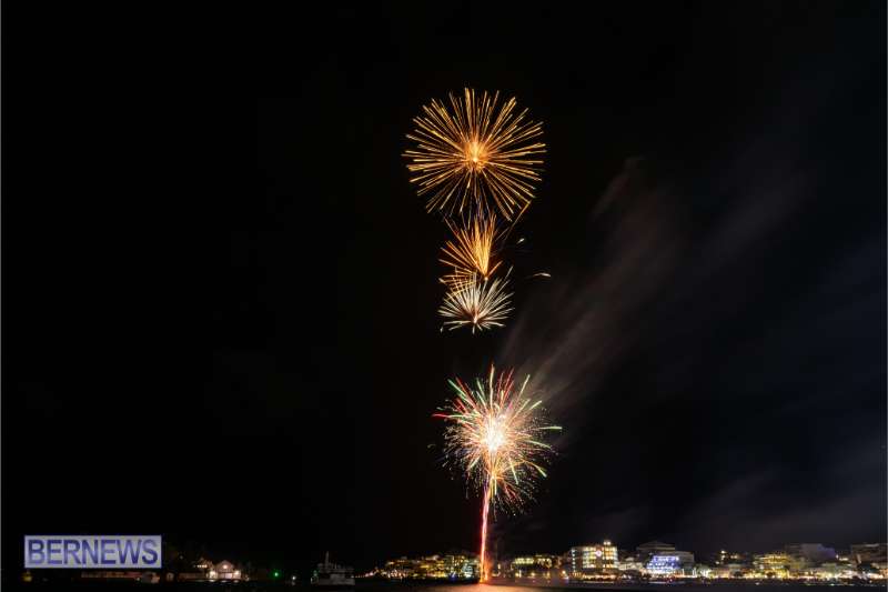 2025 MarketPlace Christmas Fireworks & Drone Show Bermuda Dec 2025 (27)