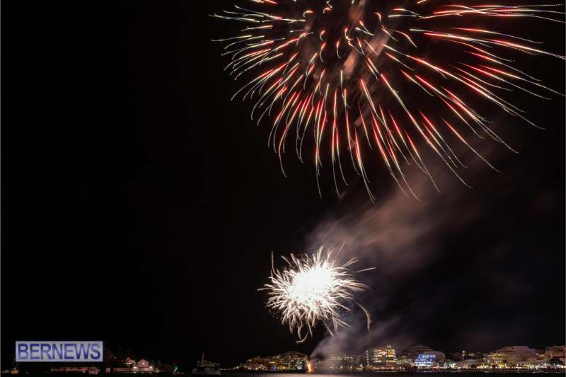 2025 MarketPlace Christmas Fireworks & Drone Show Bermuda Dec 2025 (28)