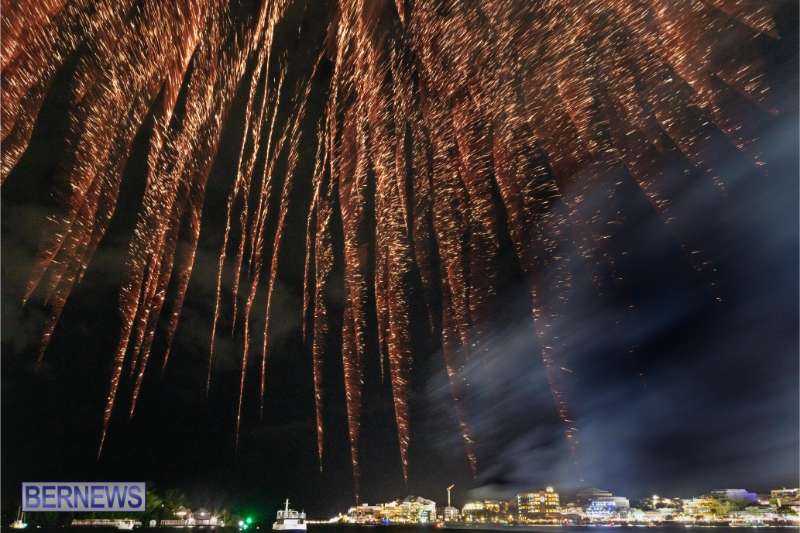 2025 MarketPlace Christmas Fireworks & Drone Show Bermuda Dec 2025 (29)
