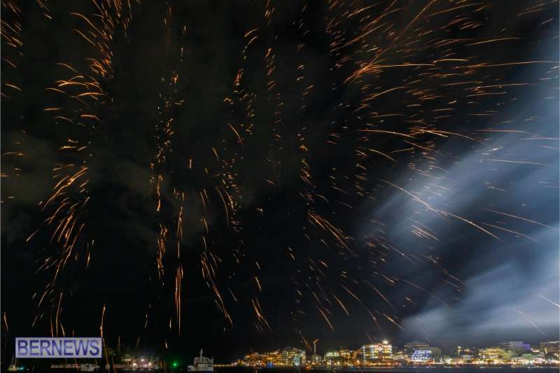 2025 MarketPlace Christmas Fireworks & Drone Show Bermuda Dec 2025 (31)