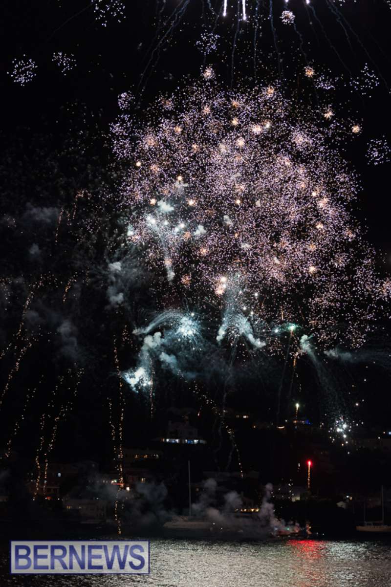 2025 MarketPlace Christmas Fireworks & Drone Show Bermuda Dec 2025 (55)