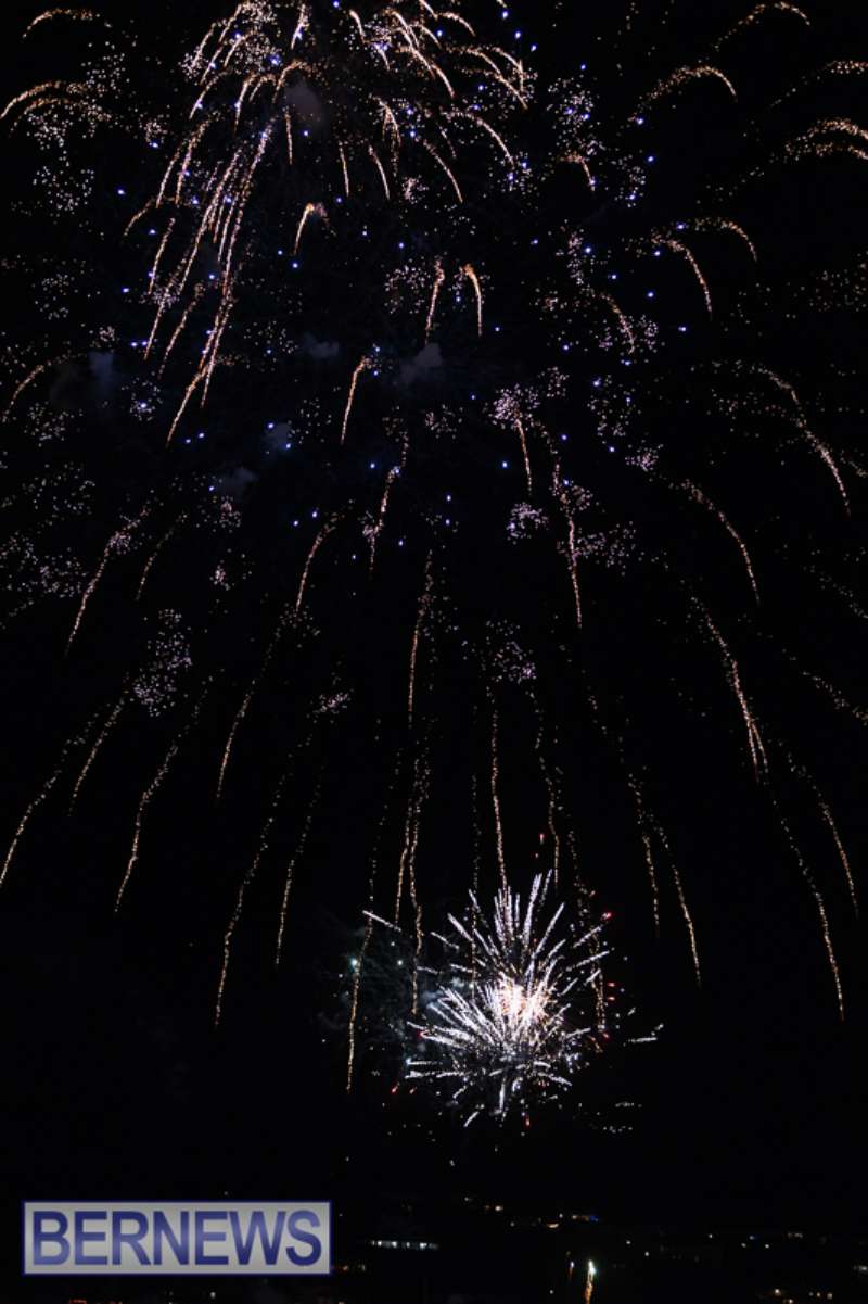 2025 MarketPlace Christmas Fireworks & Drone Show Bermuda Dec 2025 (58)