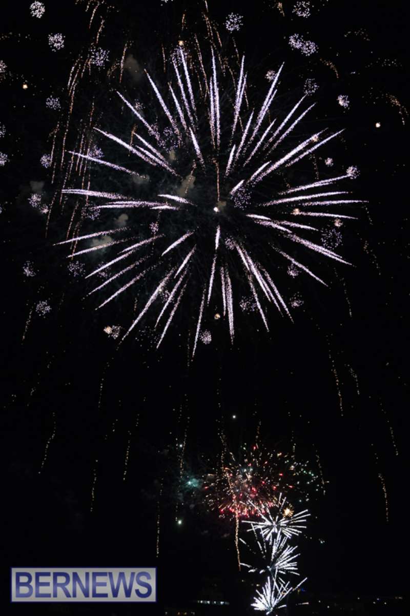 2025 MarketPlace Christmas Fireworks & Drone Show Bermuda Dec 2025 (59)