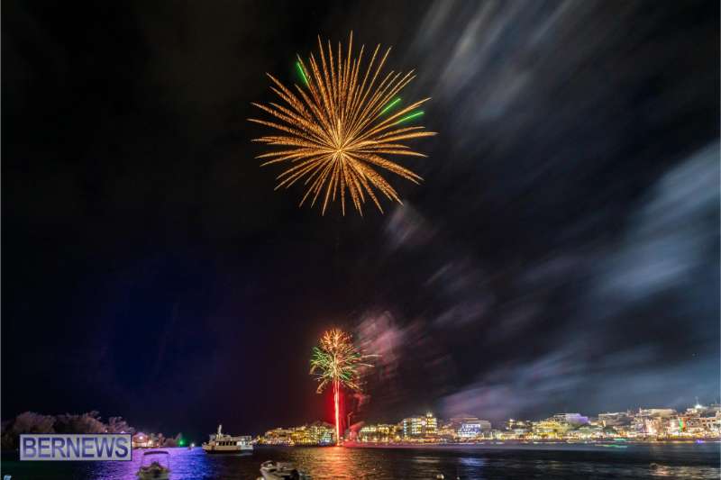 2025 MarketPlace Christmas Fireworks & Drone Show Bermuda Dec 2025 (9)