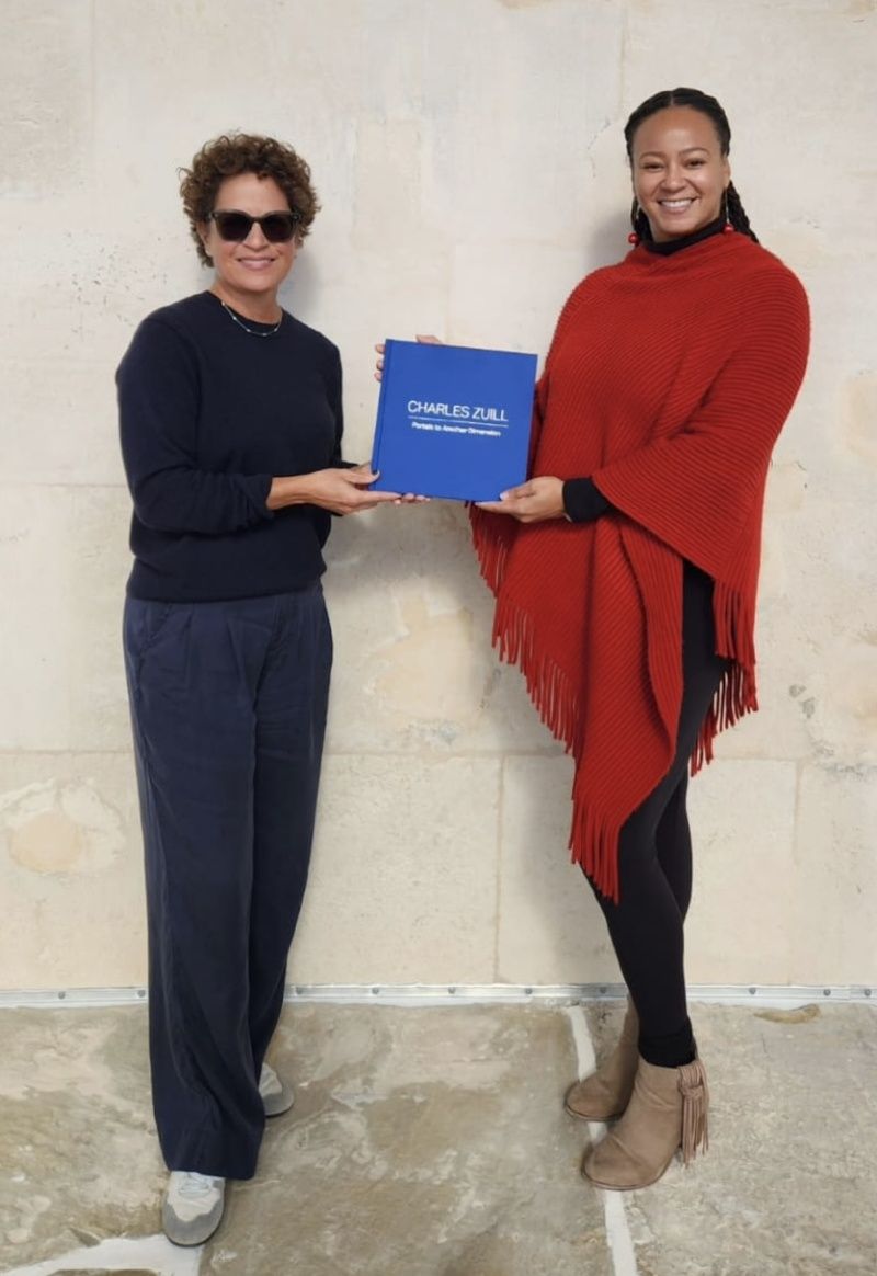 Лиза Хоуи и доктор Шеннон Роуз с арт-буком Чарльза Зюля, Бермудские острова, декабрь 2025 г.