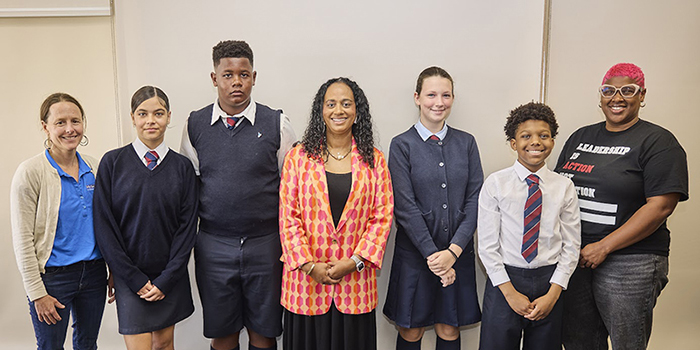 Minister Meets With Youth Leadership Group